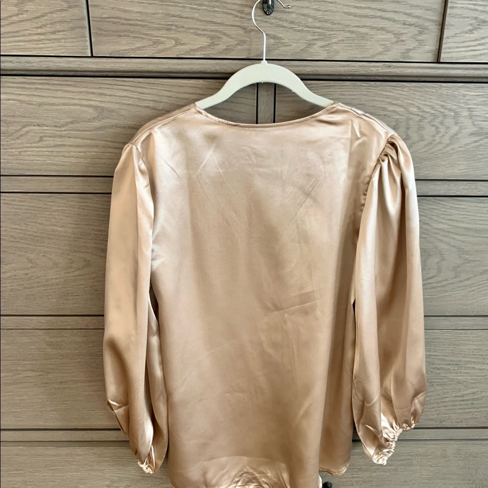 NEW NEVER WORN Gold top. It did not have tag when orderes.